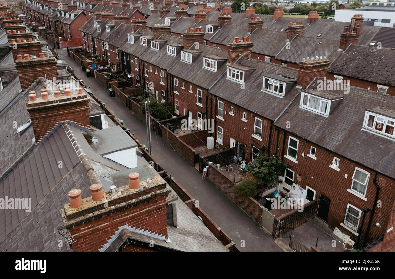 LEEDS, ROYAUME-UNI - 24 AOÛT 2022. Vue aérienne sur les toits et les maisons d'une ville du nord en Angleterre pendant la mise à niveau du gouvernement britannique Banque D'Images