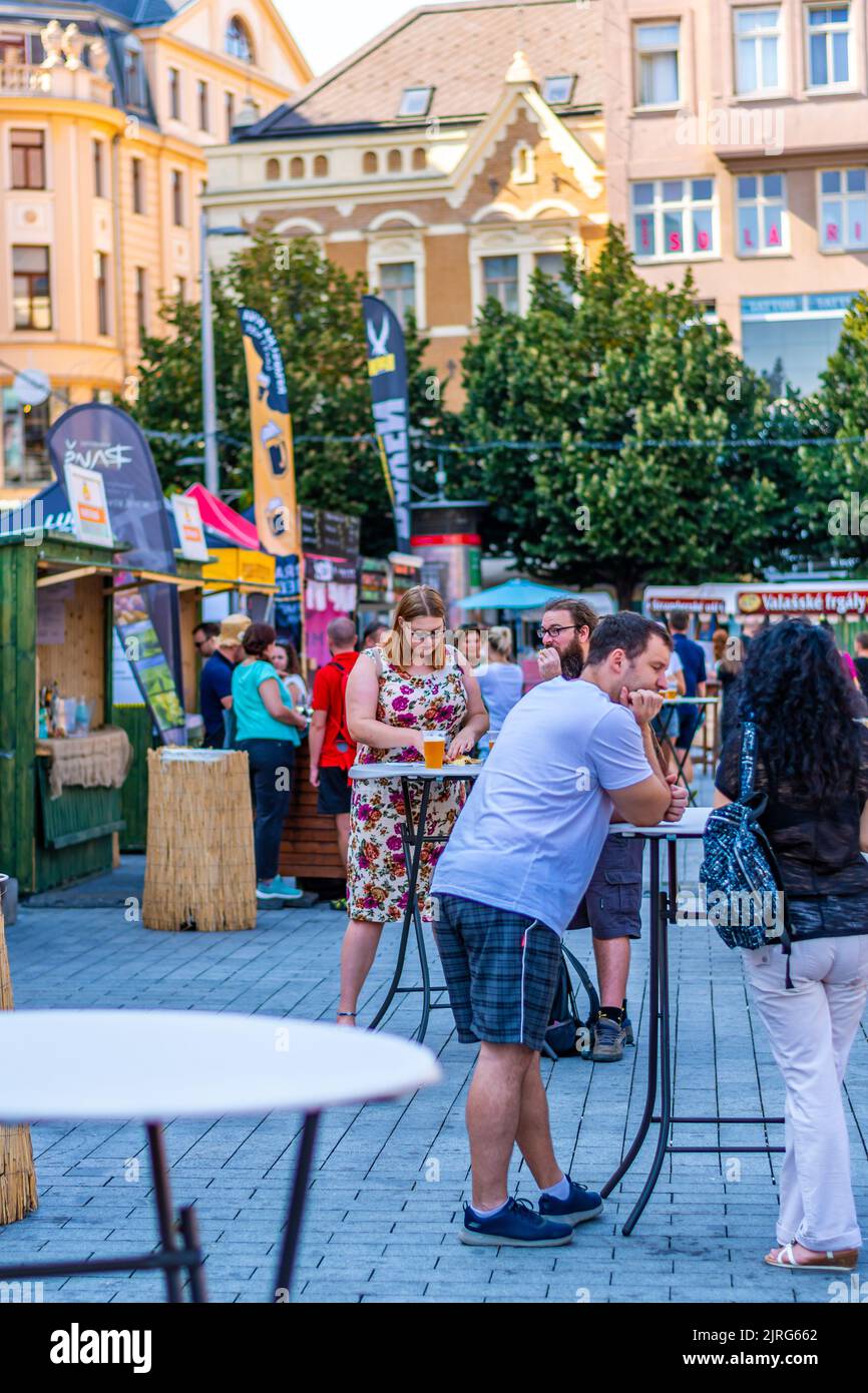 Brno, République Tchèque - 12,9.2020: Les gens visitent le festival de la bière à Brno, République Tchèque. Bière à boire avec des plats délicieux f Banque D'Images