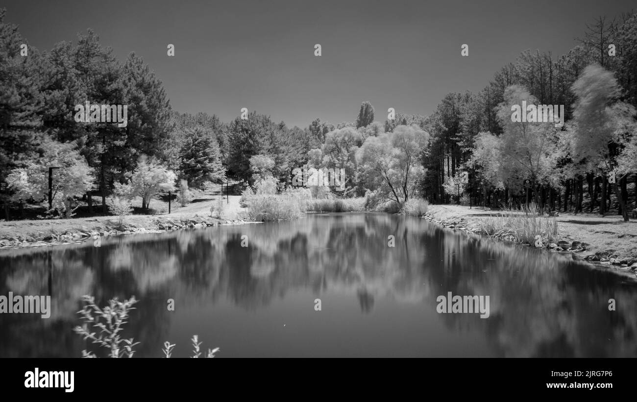 paysage de lac noir et blanc avec reflets, vallée verte de hacettepe univercity, yeşil vadi Banque D'Images
