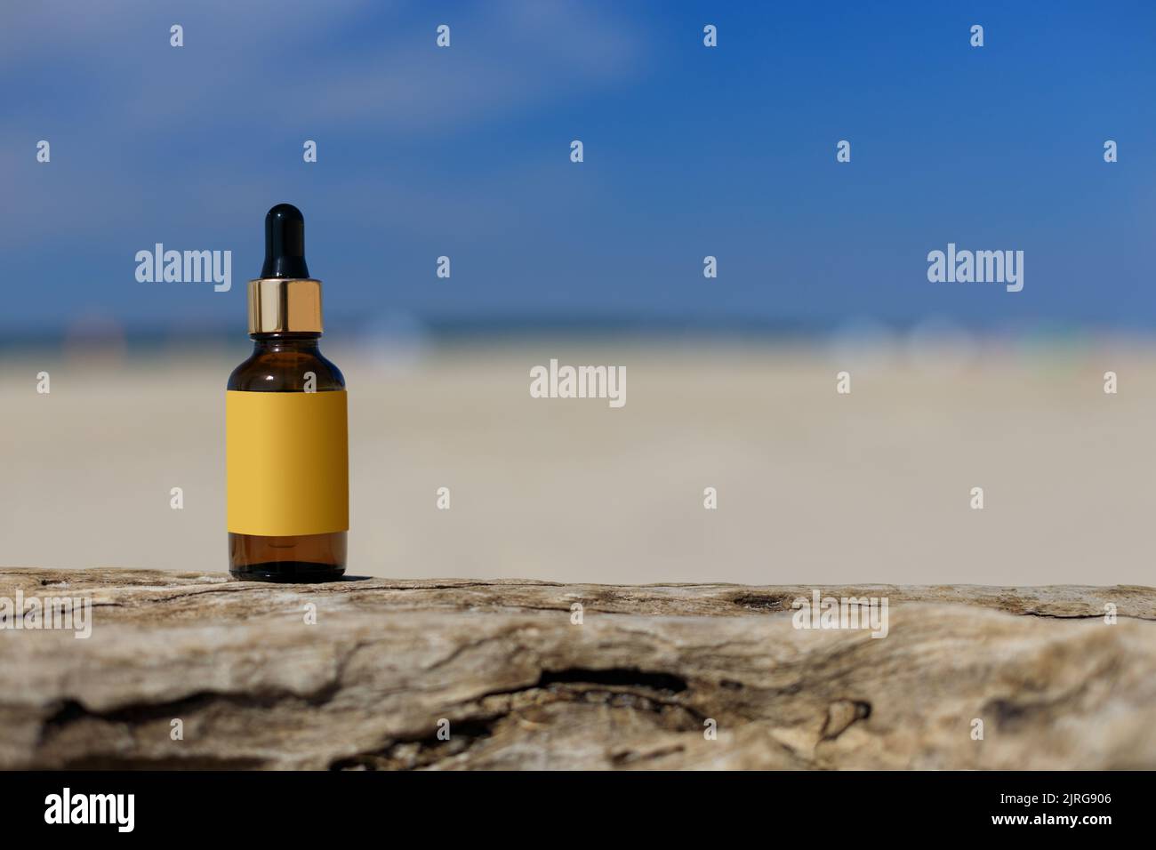 Bouteille cosmétique sur une plage floue. Lumière d'été, atmosphère positive. Maquette d'un produit cosmétique. Copier l'espace. Banque D'Images