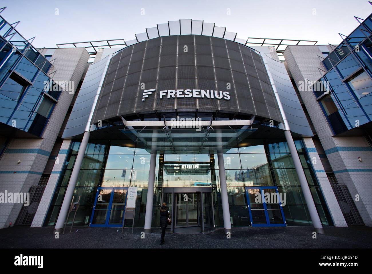 Bad Homburg, Allemagne. 25th févr. 2014. Le logo de la société se trouve au siège de Fresenius à Bad Homburg. Le groupe de dialyse Fresenius Medical Care (FMC) a terminé la fusion d'une filiale avec deux partenaires aux États-Unis (DPA 'Fresenius Medical Care termine la fusion dans les affaires américaines' du 30 octobre 2018) Credit: Picture Alliance/dpa/Alay Live News Banque D'Images