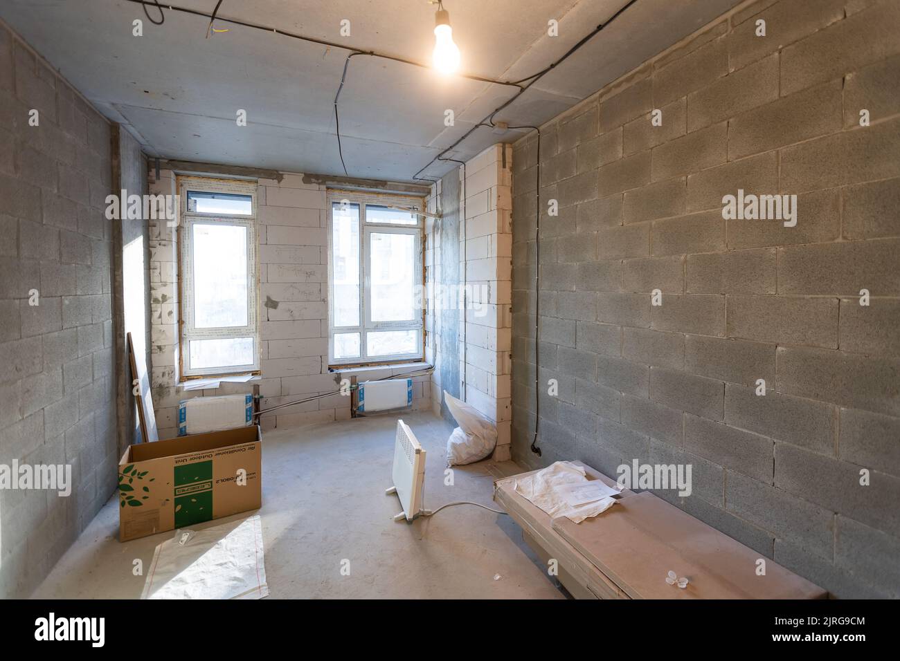 Le processus d'installation de cadres métalliques pour placoplâtre - cloisons sèches - pour la fabrication de murs de gypse dans l'appartement est en construction, remodelage Banque D'Images