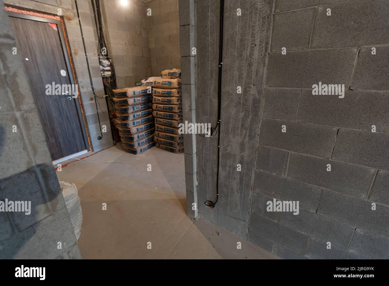 Le processus d'installation de cadres métalliques pour placoplâtre - cloisons sèches - pour la fabrication de murs de gypse dans l'appartement est en construction, remodelage Banque D'Images