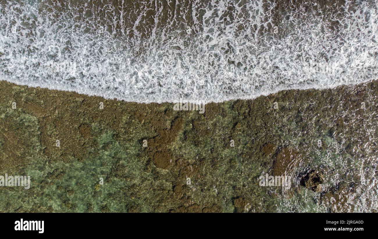 Photo aérienne de la texture des vagues sur la plage Banque D'Images