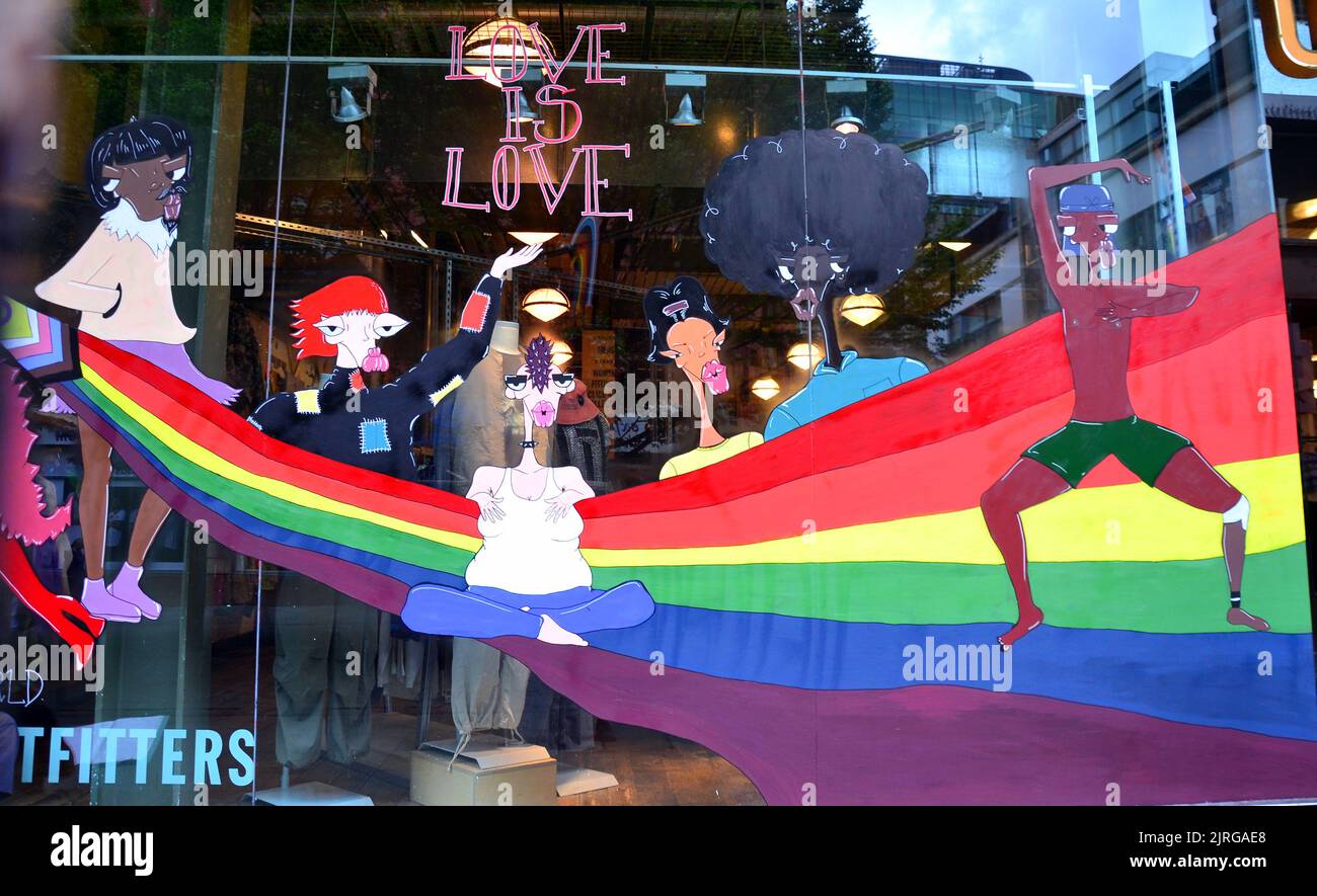 Manchester, Royaume-Uni. 24th août 2022. Fenêtre du magasin Urban Outfitters. Les entreprises et les agences décorent leurs fenêtres et façades pour accueillir et célébrer la fierté LGBTQ+, Manchester, Royaume-Uni. Le Manchester LGBTQ+ Pride a lieu pendant le week-end des fêtes de banque du 26th au 29th août. Les organisateurs disent: 'Manchester Pride est l'une des principales associations caritatives LGBTQ+ au Royaume-Uni. Notre vision est un monde où les personnes LGBTQ+ sont libres de vivre et d'aimer sans préjudice. Nous faisons partie d'un mouvement fierté mondial qui célèbre l'égalité des LGBTQ+ et qui conteste la discrimination. Crédit : Terry Waller/Alay Live News Banque D'Images