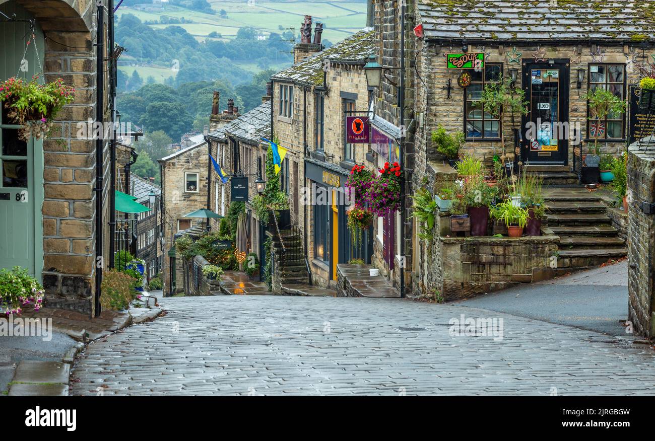 Haworth main Street, Yorkshire. Haworth était la maison des sœurs Bronte et est un village historique célèbre. Banque D'Images
