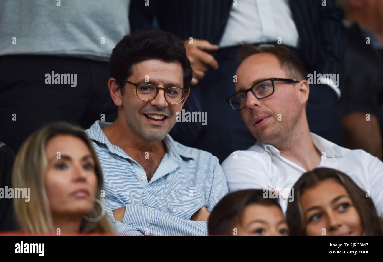 Un des copropriétaires de Crawley Eben Smith à gauche pendant le match de la coupe EFL Carabao Round Two entre Crawley Town et Fulham au Broadfield Stadium , Crawley , Royaume-Uni - 23rd août 2022 usage éditorial uniquement. Pas de merchandising. Pour les images de football, les restrictions FA et Premier League s'appliquent inc. Aucune utilisation Internet/mobile sans licence FAPL - pour plus de détails, contactez football Dataco Banque D'Images