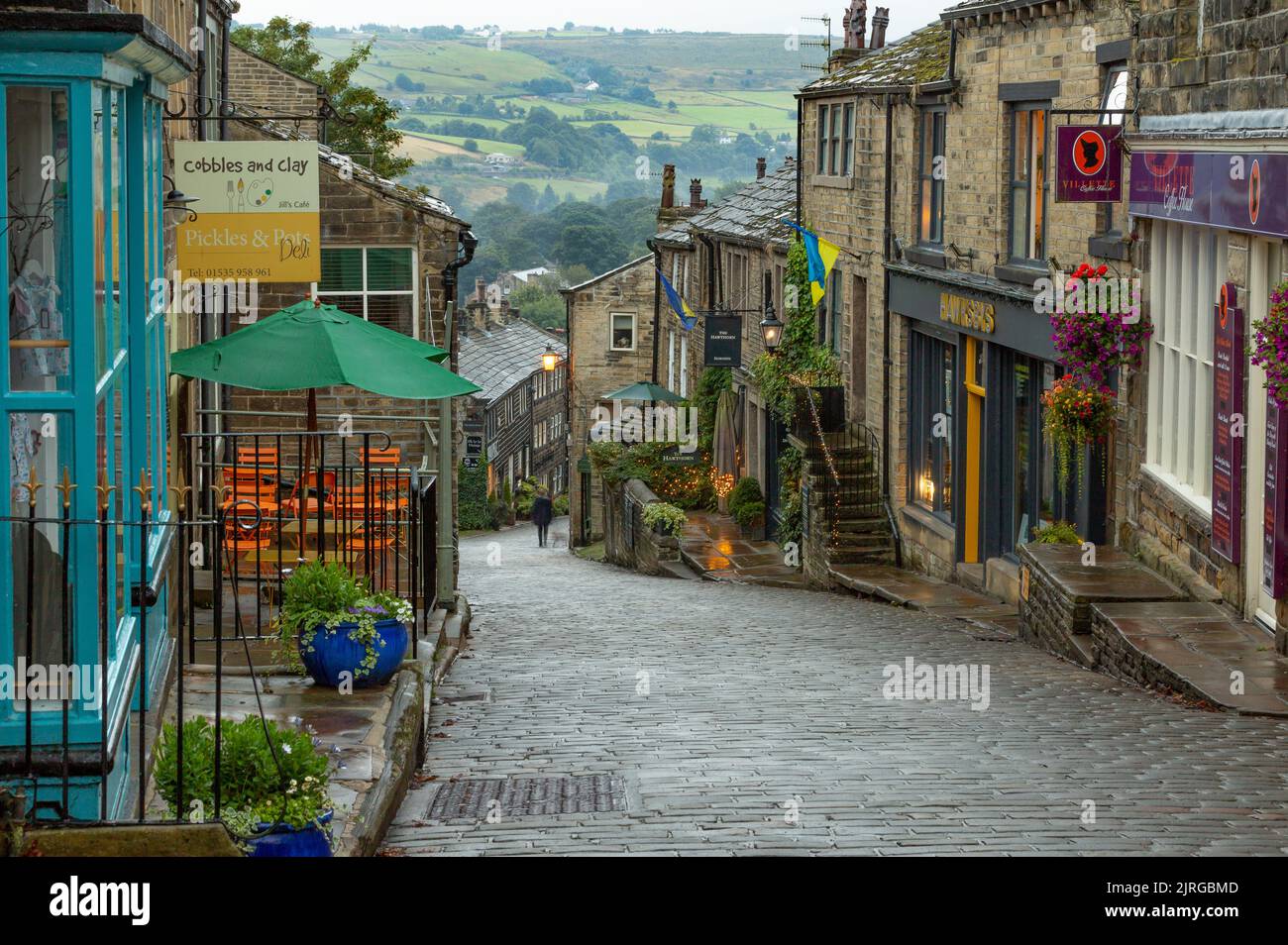 Haworth main Street, Yorkshire. Haworth était la maison des sœurs Bronte et est un village historique célèbre. Banque D'Images
