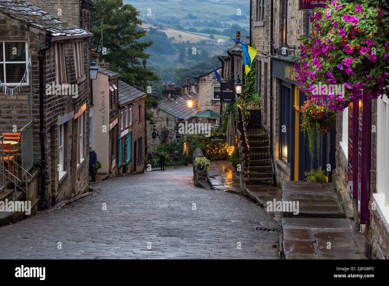 Haworth main Street, Yorkshire. Haworth était la maison des sœurs Bronte et est un village historique célèbre. Banque D'Images