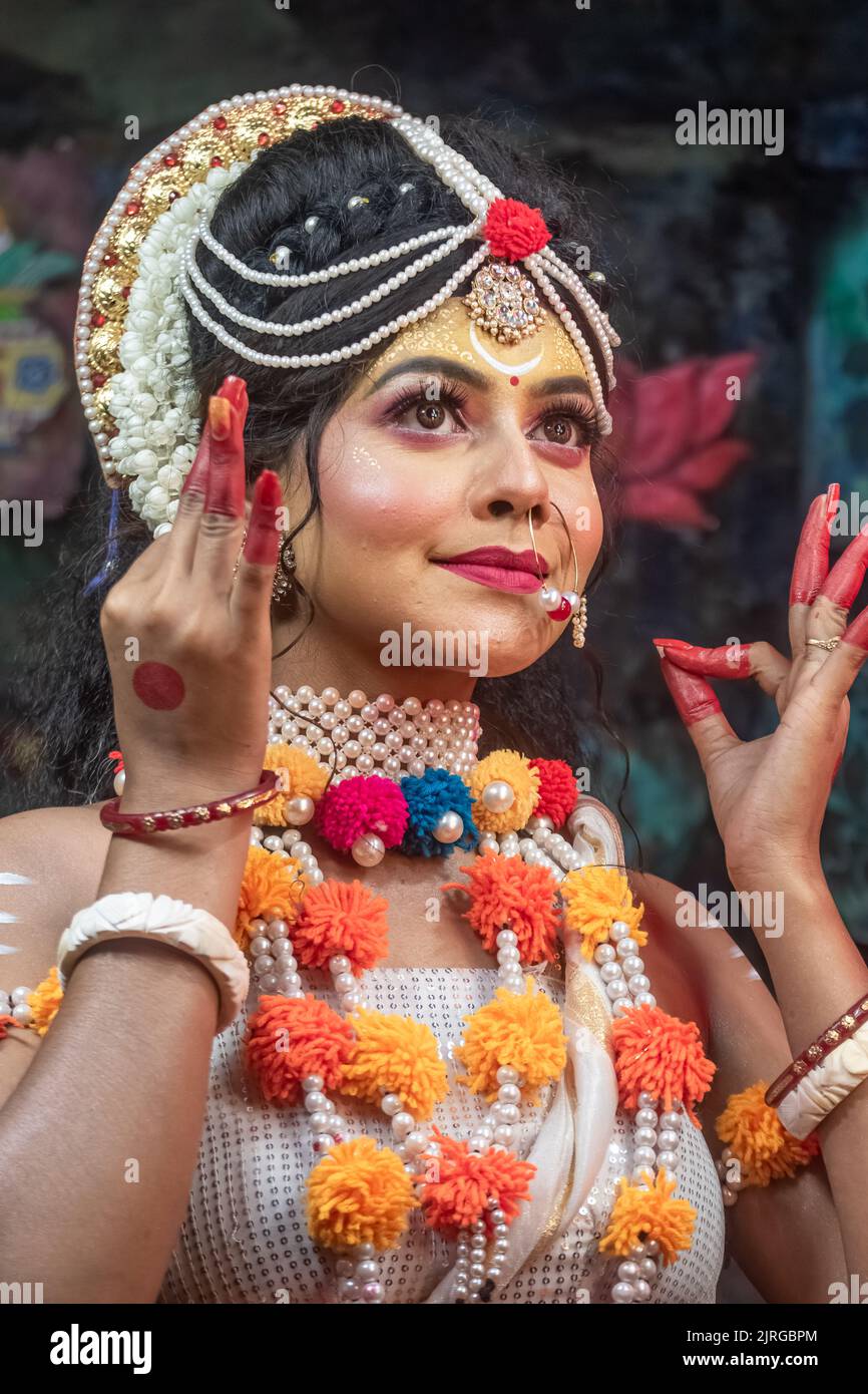 Portrait de belle femme noire aux cheveux visage avec maquillage parfait et portant des bijoux avec la robe traditionnelle comme la déesse, concept Agomoni Shoot Banque D'Images