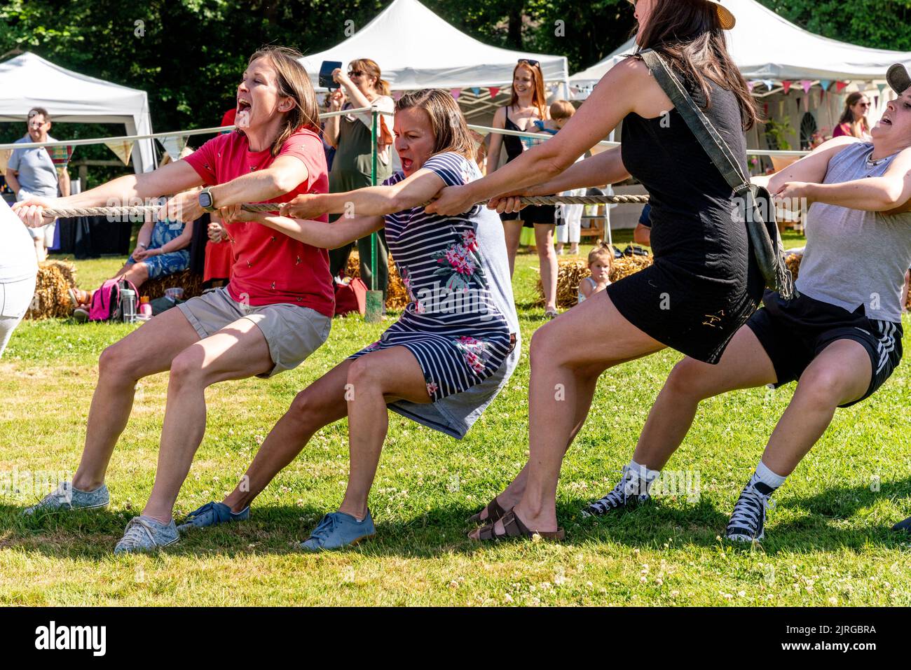 Une équipe Womens Tug of War se produit au FairwARP Village Fete, FairwARP, East Sussex, Royaume-Uni. Banque D'Images