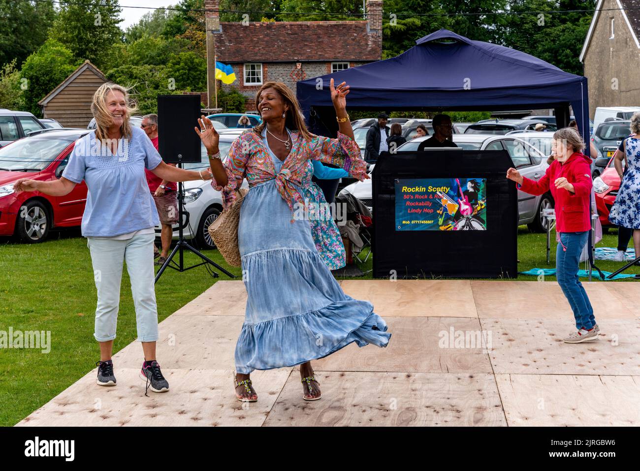 Les femmes dansant au Nutley Village Fete, Nutley, East Sussex, Royaume-Uni. Banque D'Images