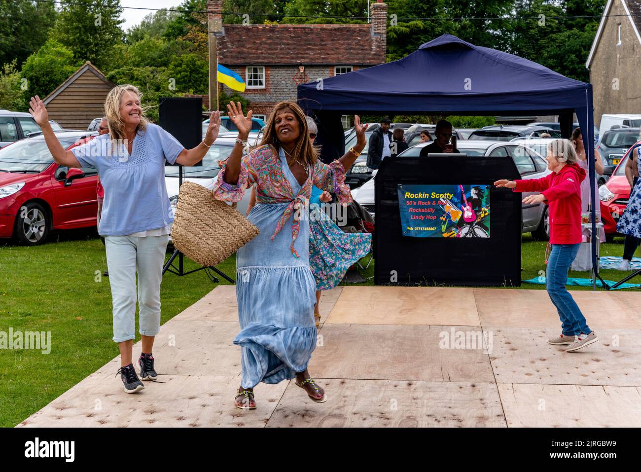 Les femmes dansant au Nutley Village Fete, Nutley, East Sussex, Royaume-Uni. Banque D'Images