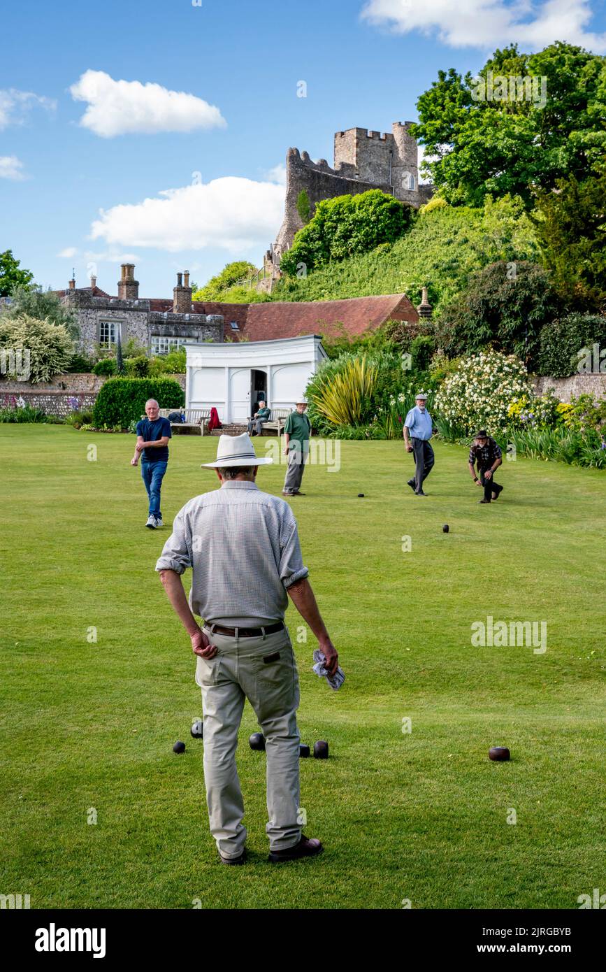 Les hommes locaux jouent Un type traditionnel de bols qui a été joué au Moyen-âge, Lewes, East Sussex, Royaume-Uni. Banque D'Images