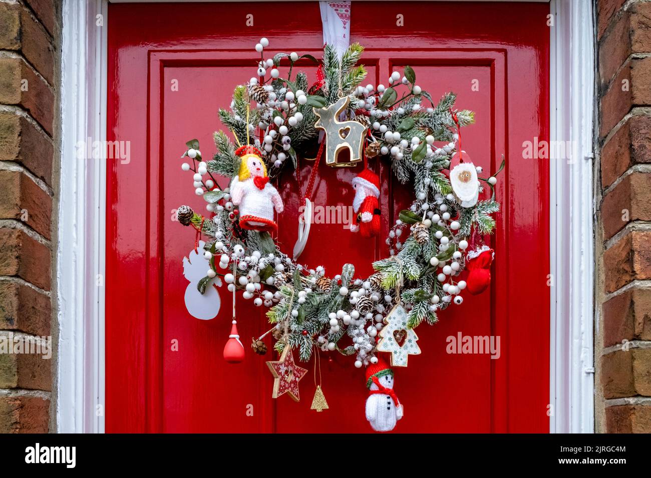 Une couronne de Noël traditionnelle est suspendue à Une porte de maison dans High Street, Lewes, East Sussex, Royaume-Uni. Banque D'Images