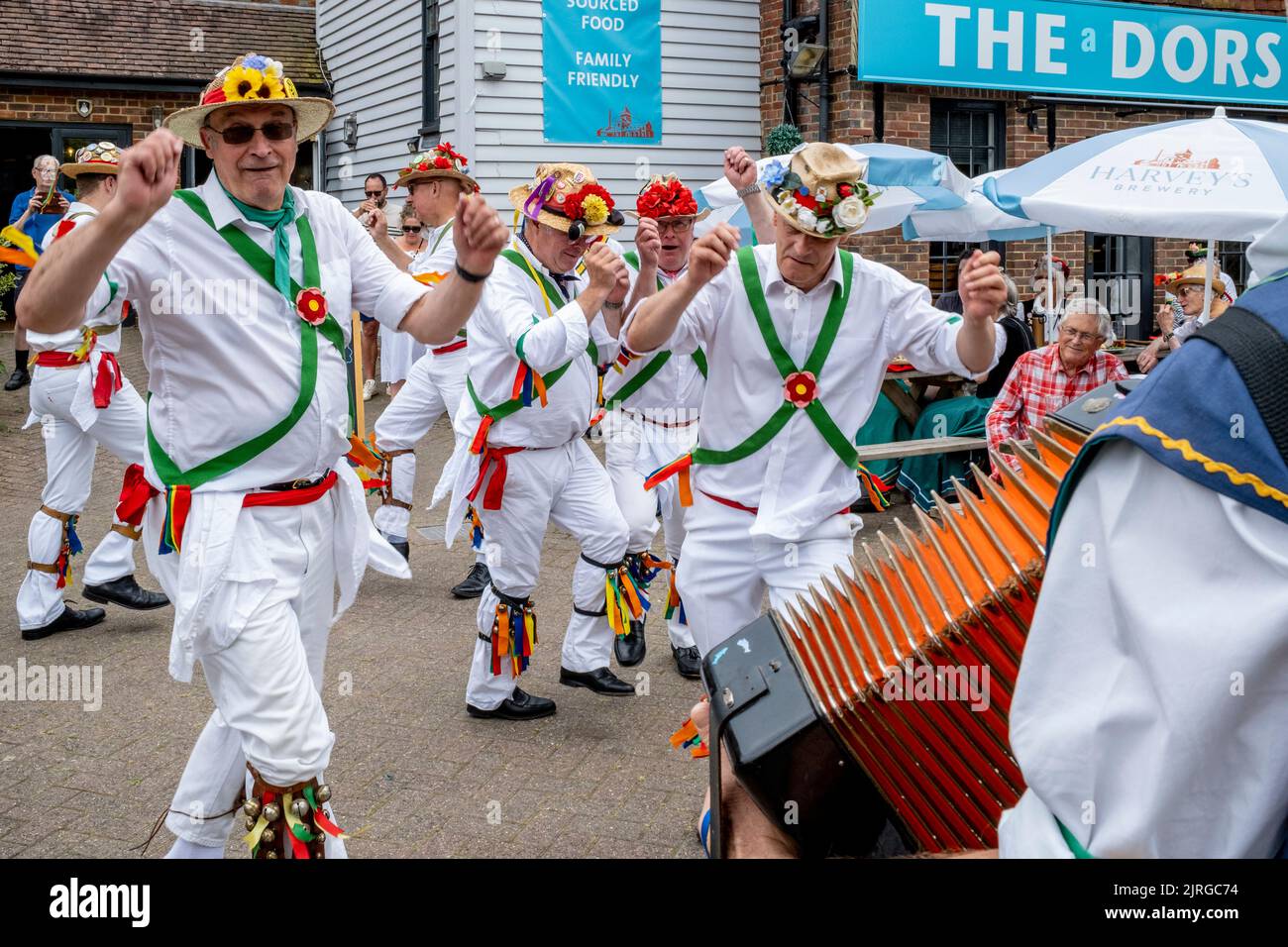 Un groupe de danseurs Morris se produisent à l'extérieur du Dorset Pub, à Lewes, East Sussex, au Royaume-Uni. Banque D'Images