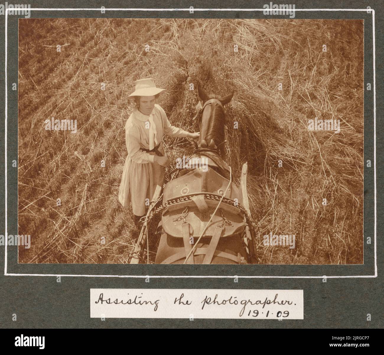 Assistance au photographe, 19 janvier 1909. Tirée de l'album: Family Photographs [1907-1909], 1909, Levin, par Leslie Adkin. Don de Derek Noble, 1997. Banque D'Images