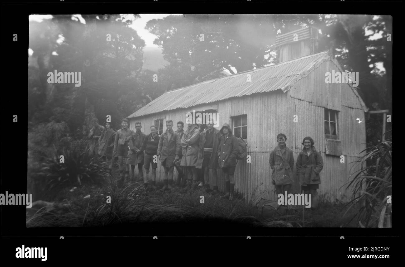 Soirée de tramping à Hut, chaîne de Tararua, février 1931-mars 1931, Wellington, par Leslie Adkin. Don de la famille G. L. Adkin, 1964. Banque D'Images