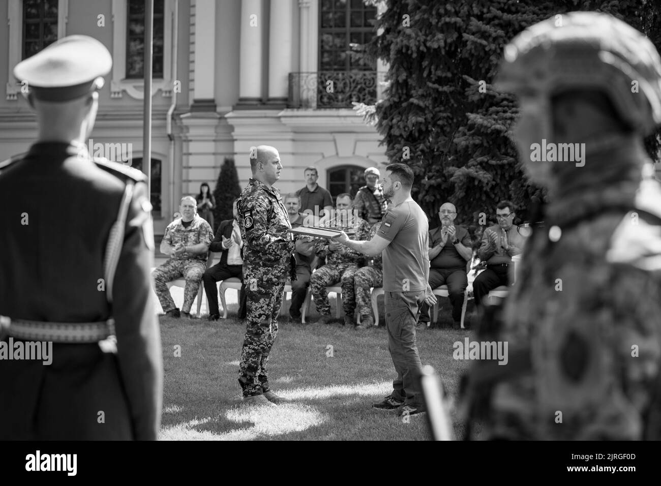 Le jour de l'indépendance de l'Ukraine, le président Volodymyr Zelensky a présenté les ordres de l'étoile d'or aux militaires qui ont reçu le titre de héros de l'Ukraine, ainsi qu'aux membres des familles des héros tombés. Le chef de l'État a également remis d'autres prix d'État. La cérémonie a eu lieu dans la cour du Palais Mariyinsky à Kiev. Le Chef de l'Etat a félicité tout le monde pour les vacances et a remercié les personnes présentes et toutes celles qui ont défendu l'indépendance de notre Etat pendant six mois de guerre brutale et à grande échelle avec la Russie, huit ans de défense héroïque à Donbass . Banque D'Images