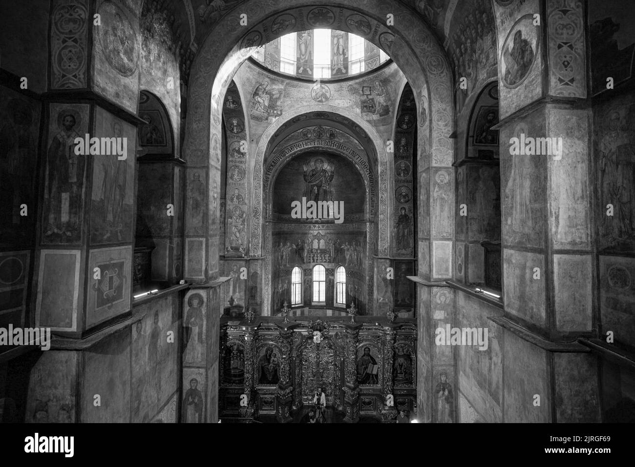 Le jour de l'indépendance, le président Volodymyr Zelensky et sa femme Olena ont pris part à l'événement solennel "prière pour l'Ukraine", qui s'est déroulé à la cathédrale Sainte-Sophie à Kiev. La chorale de chambre a interprété « notre Père ». Après cela, les chefs d'églises et d'organisations religieuses ont prié pour l'Ukraine et ont prononcé des discours. Ils voulaient que la paix vienne à Dès que possible, ainsi que la force du peuple ukrainien à endurer en temps d'accords. Après les discours, le chœur interprète l'hymne spirituel 'Dieu, le grand! Sauver l'Ukraine pour nous ». Banque D'Images