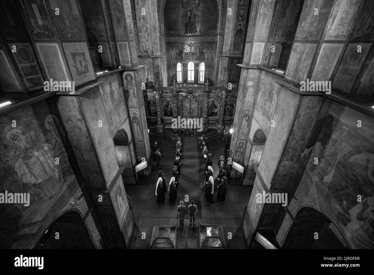 Le jour de l'indépendance, le président Volodymyr Zelensky et sa femme Olena ont pris part à l'événement solennel "prière pour l'Ukraine", qui s'est déroulé à la cathédrale Sainte-Sophie à Kiev. La chorale de chambre a interprété « notre Père ». Après cela, les chefs d'églises et d'organisations religieuses ont prié pour l'Ukraine et ont prononcé des discours. Ils voulaient que la paix vienne à Dès que possible, ainsi que la force du peuple ukrainien à endurer en temps d'accords. Après les discours, le chœur interprète l'hymne spirituel 'Dieu, le grand! Sauver l'Ukraine pour nous ». Banque D'Images