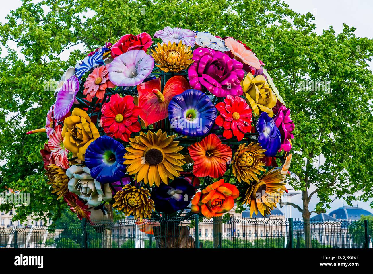 LYON, FRANCE - 16 MAI 2015 : cette sculpture se compose de quatre-vingt-cinq fleurs en plastique d'un mètre de diamètre, formant une couronne sphérique. Banque D'Images