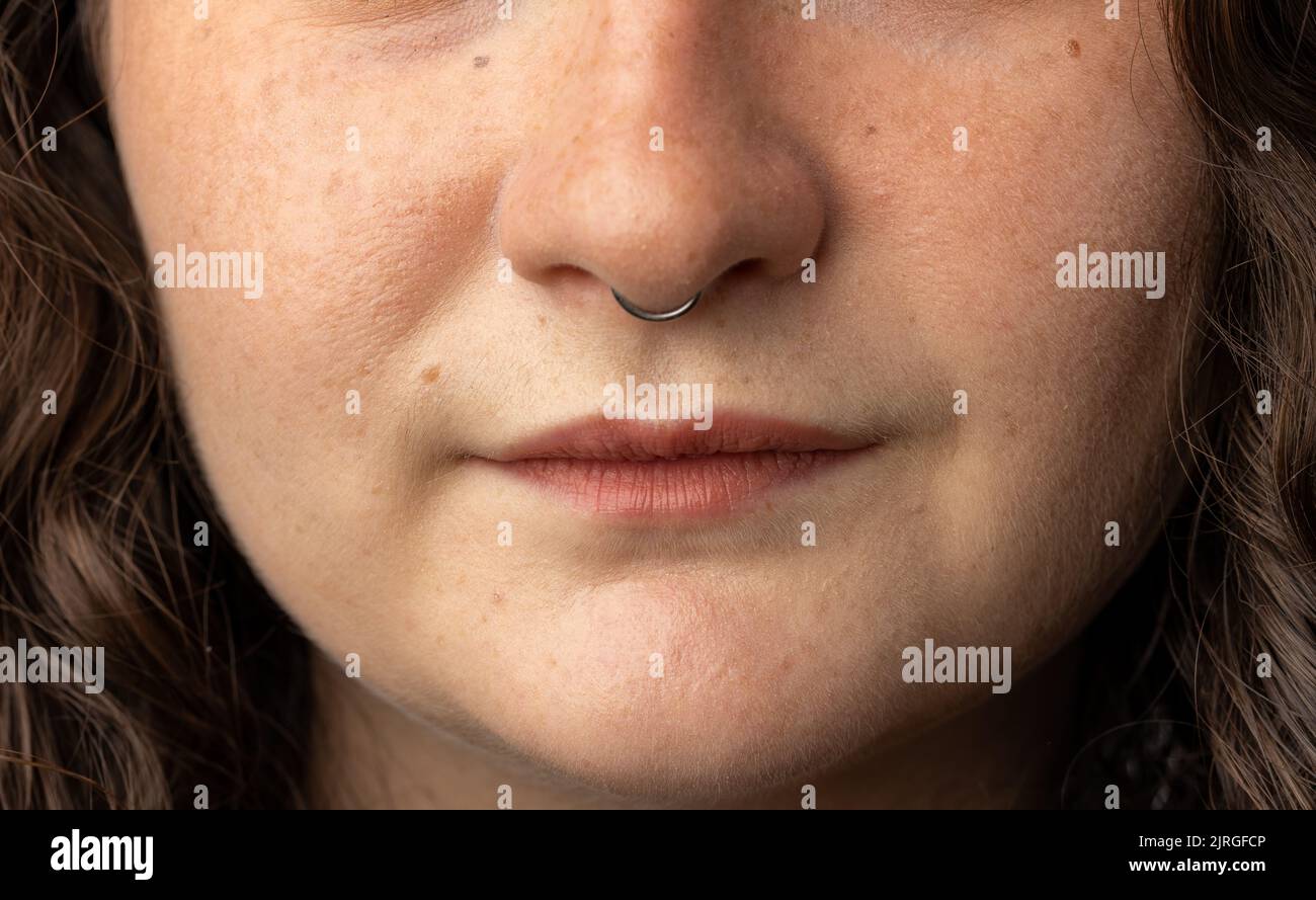 Gros plan de la jeune femme avec anneau de nez. Banque D'Images