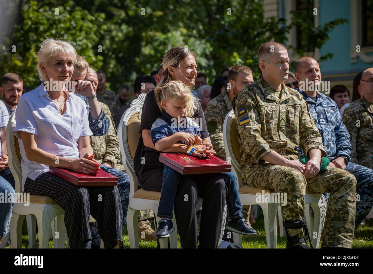 Le jour de l'indépendance de l'Ukraine, le président Volodymyr Zelensky a présenté les ordres de l'étoile d'or aux militaires qui ont reçu le titre de héros de l'Ukraine, ainsi qu'aux membres des familles des héros tombés. Le chef de l'État a également remis d'autres prix d'État. La cérémonie a eu lieu dans la cour du Palais Mariyinsky à Kiev. Le Chef de l'Etat a félicité tout le monde pour les vacances et a remercié les personnes présentes et toutes celles qui ont défendu l'indépendance de notre Etat pendant six mois de guerre brutale et à grande échelle avec la Russie, huit ans de défense héroïque à Donbass . Banque D'Images
