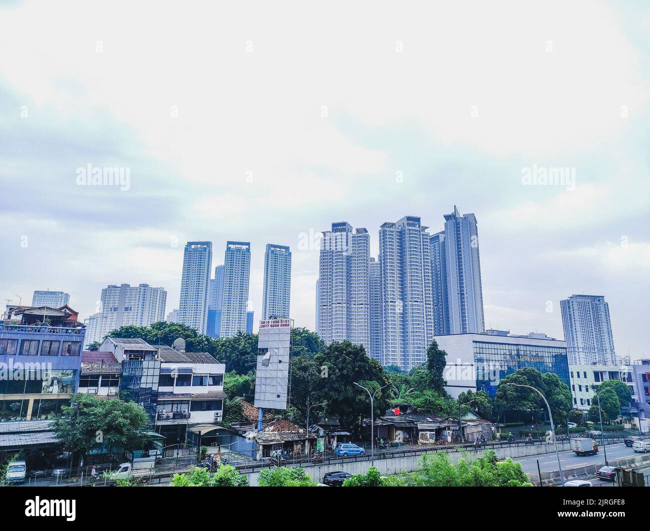 Une vue panoramique sur les bâtiments de haute hauteur et une autoroute très fréquentée dans la ville de Jakarta, en Indonésie Banque D'Images