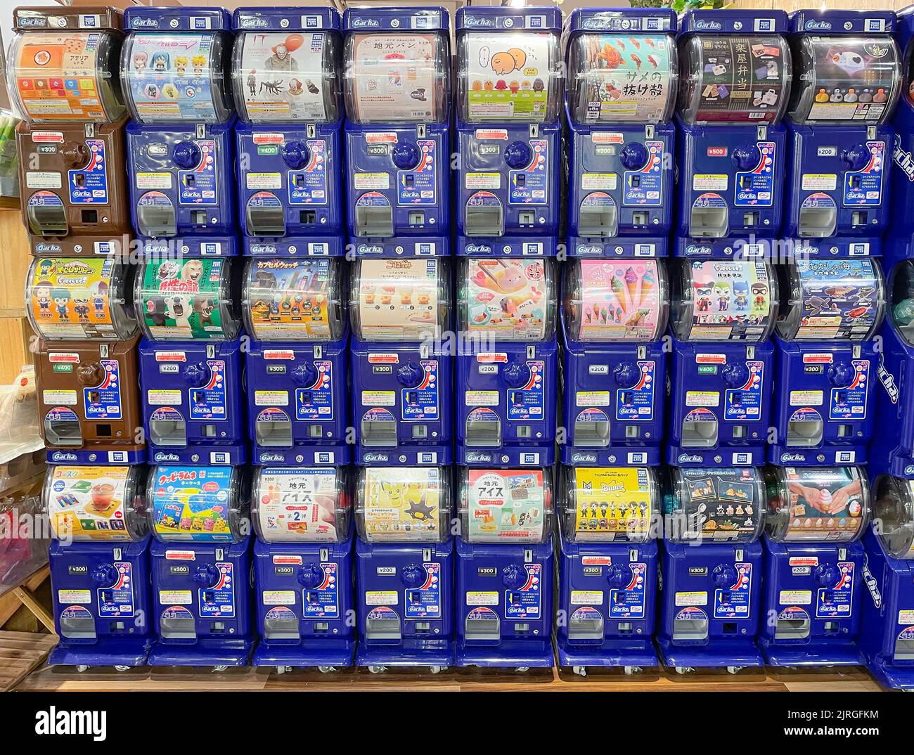 Distributeurs automatiques de jouets à prépaiement Banque de photographies  et d'images à haute résolution - Alamy