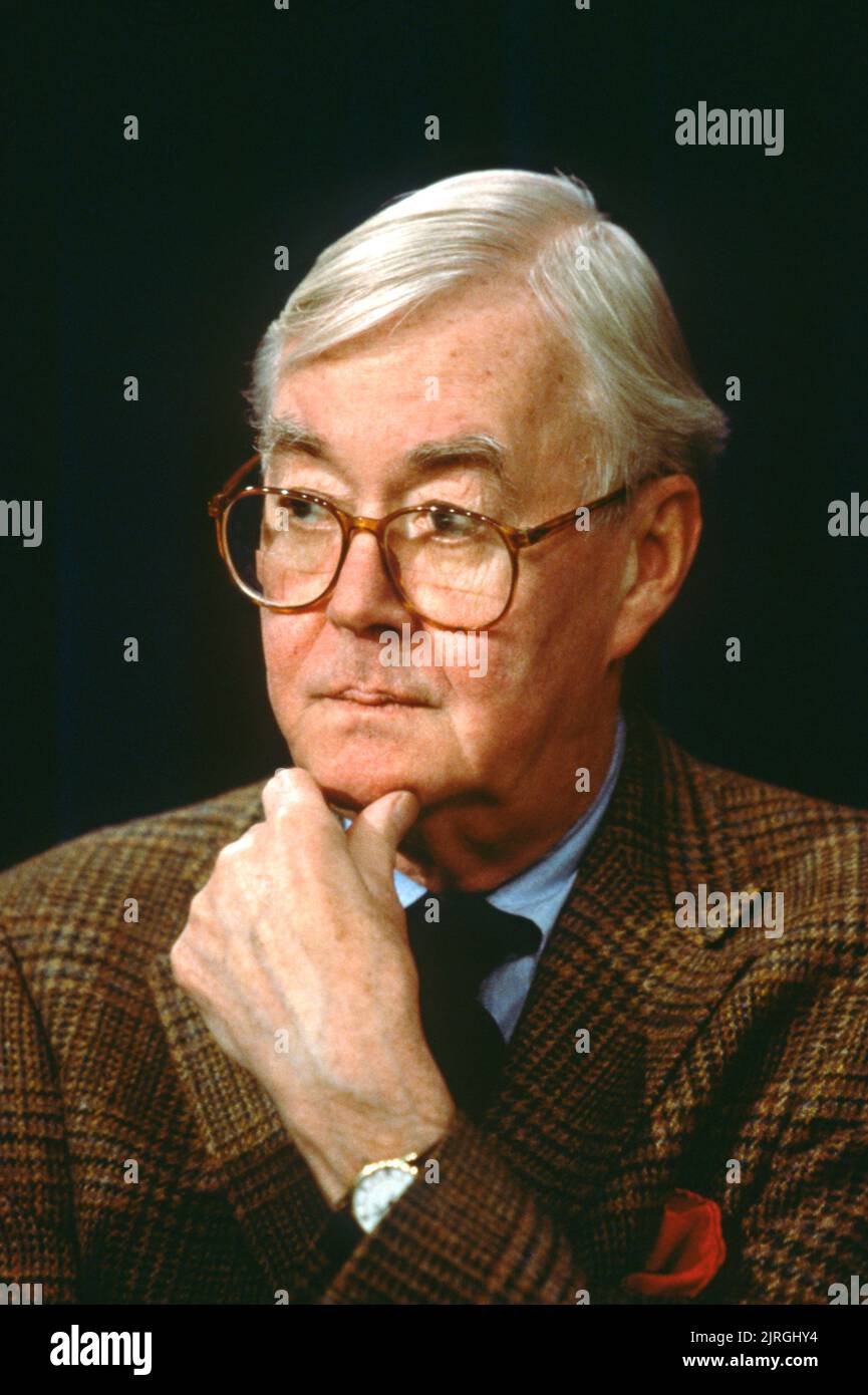 Le sénateur américain Daniel Patrick Moynihan, de New York, lors d'une séance d'information à la galerie de la radio et de la télévision du Sénat, à Capitol Hill, 5 novembre 1997, à Washington, DC. Banque D'Images