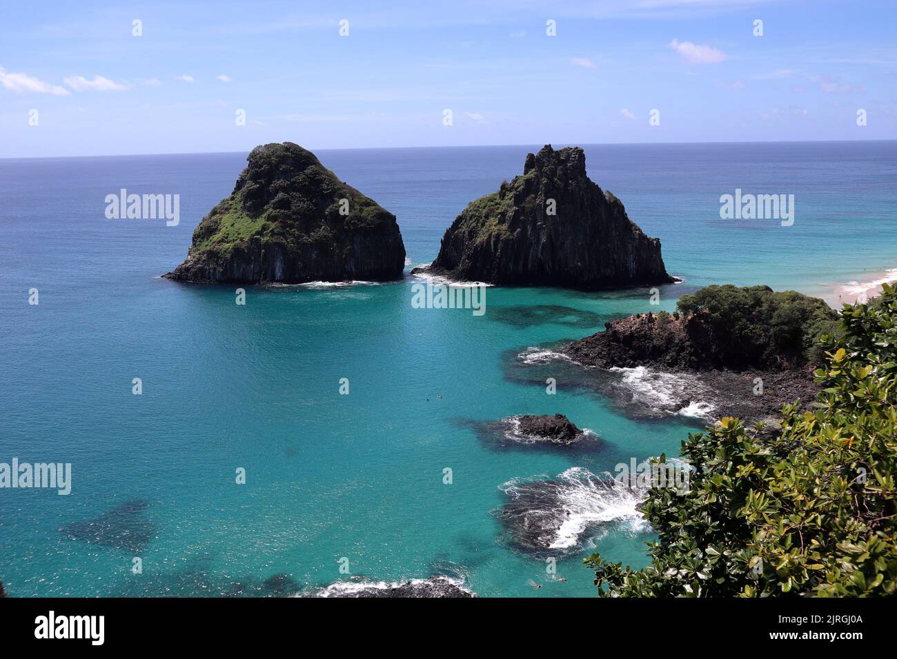 Vue de deux Frères montagne - Morro dos Dais Irmaos en portugais - du sommet d'une colline voisine à Fernando de Noronha, Brésil Banque D'Images