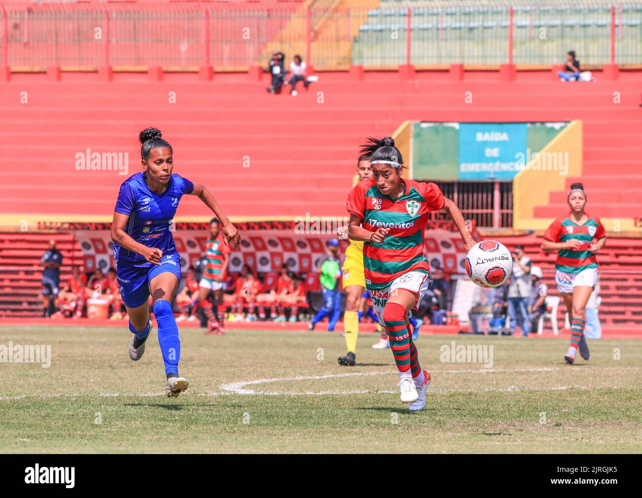 SÃO PAULO, SP - 24.08.2022: PORTUGUESA FEM X TAUBATÉ FEM - Portuguesa joueur jouant bien avec un joueur Taubaté, dans un jeu valide pour le 3rd tour du Championnat Paulista de femmes, joué à Estádio do Canindé situé dans le nord de São Paulo. Mercredi (24). (Photo: Bruno Amaral/Fotoarena) Banque D'Images