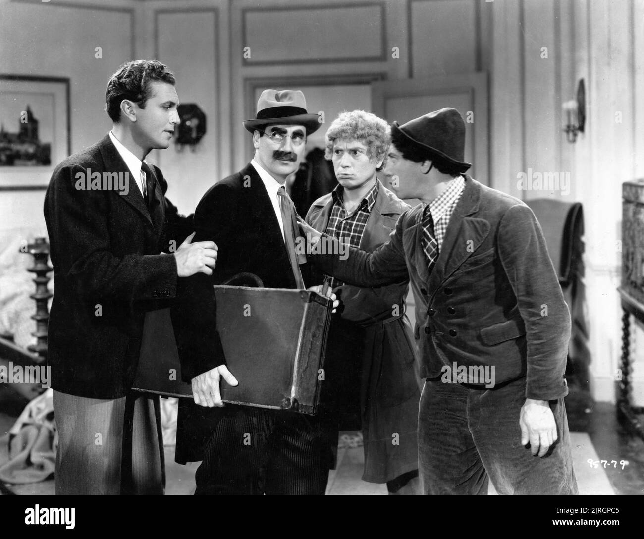 ALLAN JONES GROUCHO MARX HARPO MARX et CHICO MARX dans UNE JOURNÉE AU directeur DES COURSES 1937 SAM WOOD Metro Goldwyn Mayer Banque D'Images