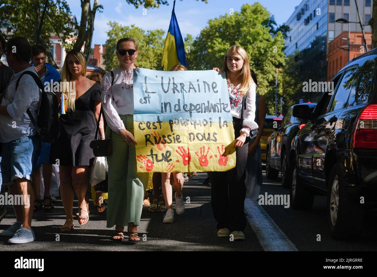 Pour célébrer le 31st anniversaire de l'indépendance de l'Ukraine, une manifestation a eu lieu à Toulouse (France) sur 24 août 2022. Six mois après le début de l'attaque russe sur le pays, la diaspora ukrainienne voulait se montrer aussi déterminée que jamais et invitait les résidents de Toulouse à participer à ce défilé. Ils se rendirent ensuite à la statue de Taras Shevchenko, poète et héros de la nation ukrainienne. Photo de Patrick Batard / ABACAPRESS.com Banque D'Images