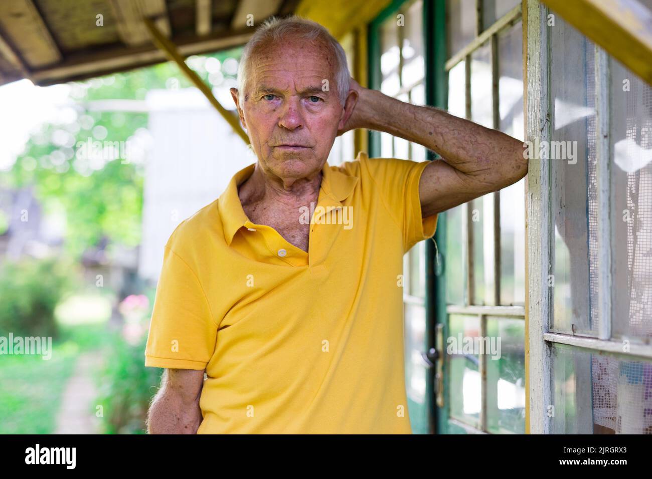 Portrait d'un homme âgé de 70 ans dans son jardin le jour ensoleillé d'été Banque D'Images