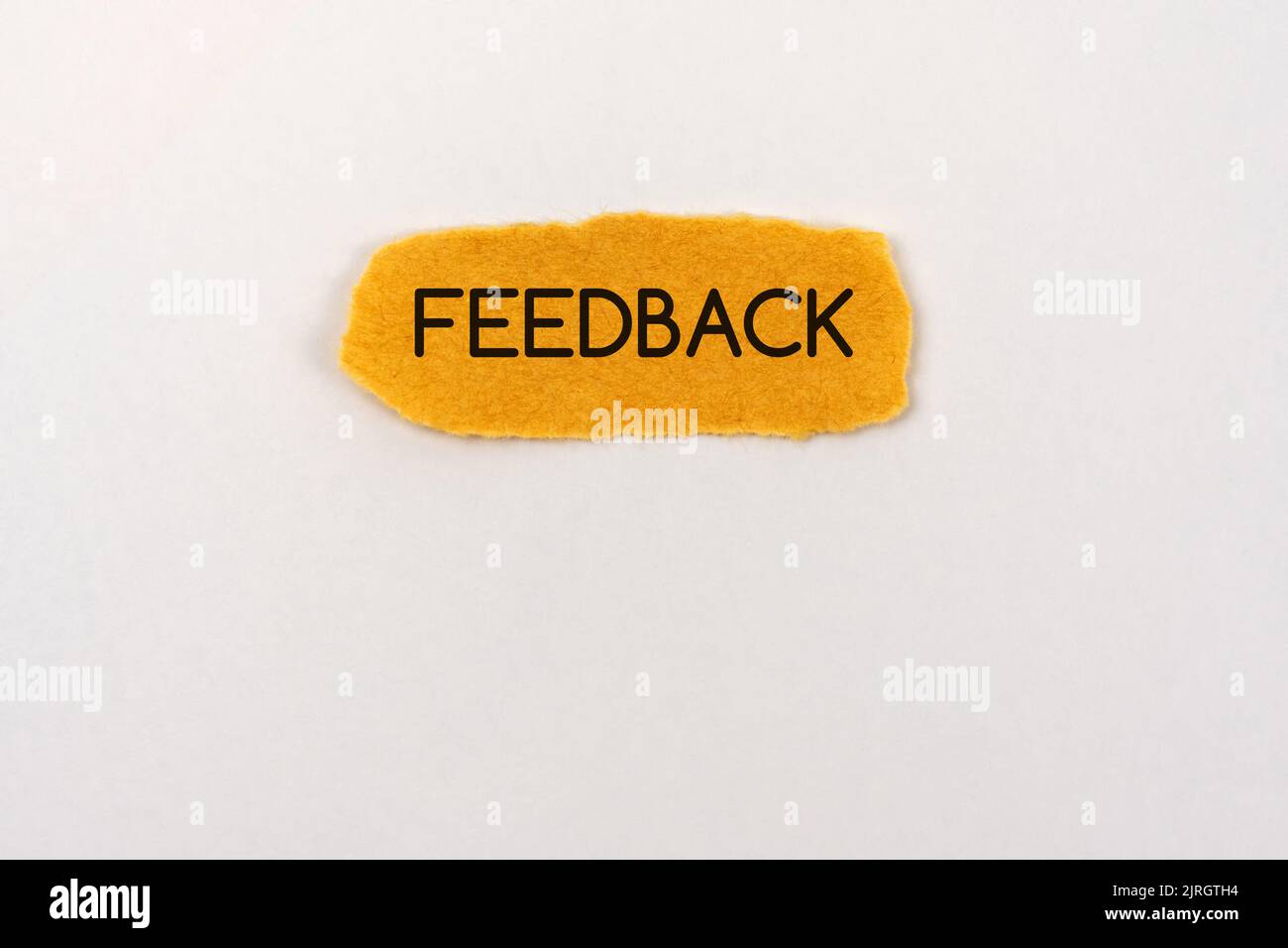 Texte de retour sur du papier marron déchiré Banque D'Images