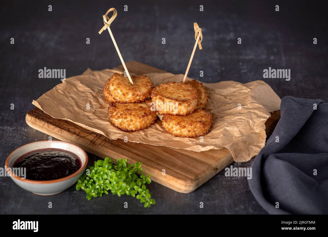 Photographie alimentaire de fromage croustillant, frit, brie, sauce, thym Banque D'Images
