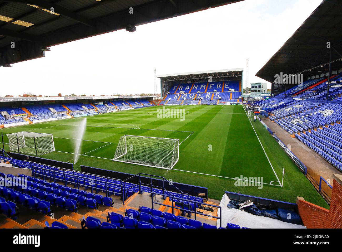 Birkenhead, Royaume-Uni. 24th août 2022. Vue générale de l'intérieur du stade de Prenton Park, stade du club de football de Tranmere Rovers avant le match. Coupe EFL Carabao ronde 2 match, Transmere Rovers / Newcastle Utd au parc de Prenton à Birkenhead, le Wirral le mercredi 24th août 2022. Cette image ne peut être utilisée qu'à des fins éditoriales. Utilisation éditoriale uniquement, licence requise pour une utilisation commerciale. Aucune utilisation dans les Paris, les jeux ou les publications d'un seul club/ligue/joueur. photo par Chris Stading/Andrew Orchard sports Photography/Alamy Live News crédit: Andrew Orchard sports Photography/Alamy Live News Banque D'Images