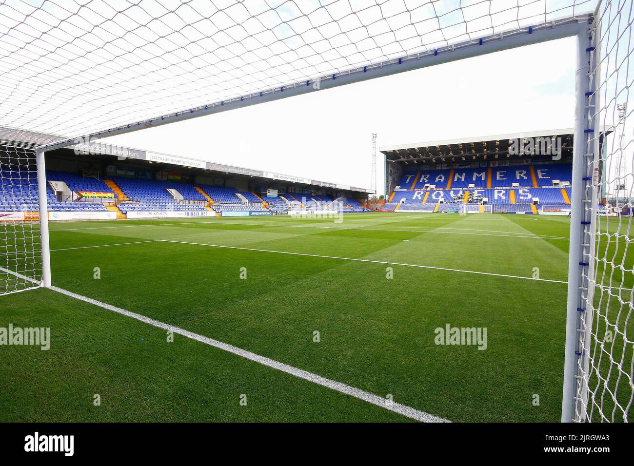 Birkenhead, Royaume-Uni. 24th août 2022. Vue générale de l'intérieur du stade de Prenton Park, stade du club de football de Tranmere Rovers avant le match. Coupe EFL Carabao ronde 2 match, Transmere Rovers / Newcastle Utd au parc de Prenton à Birkenhead, le Wirral le mercredi 24th août 2022. Cette image ne peut être utilisée qu'à des fins éditoriales. Utilisation éditoriale uniquement, licence requise pour une utilisation commerciale. Aucune utilisation dans les Paris, les jeux ou les publications d'un seul club/ligue/joueur. photo par Chris Stading/Andrew Orchard sports Photography/Alamy Live News crédit: Andrew Orchard sports Photography/Alamy Live News Banque D'Images