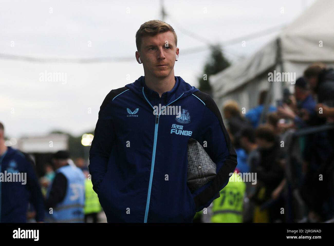 Birkenhead, Royaume-Uni. 24th août 2022. Matt Targett de Newcastle United arrive au stade. Coupe EFL Carabao ronde 2 match, Transmere Rovers / Newcastle Utd au parc de Prenton à Birkenhead, le Wirral le mercredi 24th août 2022. Cette image ne peut être utilisée qu'à des fins éditoriales. Utilisation éditoriale uniquement, licence requise pour une utilisation commerciale. Aucune utilisation dans les Paris, les jeux ou les publications d'un seul club/ligue/joueur. photo par Chris Stading/Andrew Orchard sports Photography/Alamy Live News crédit: Andrew Orchard sports Photography/Alamy Live News Banque D'Images