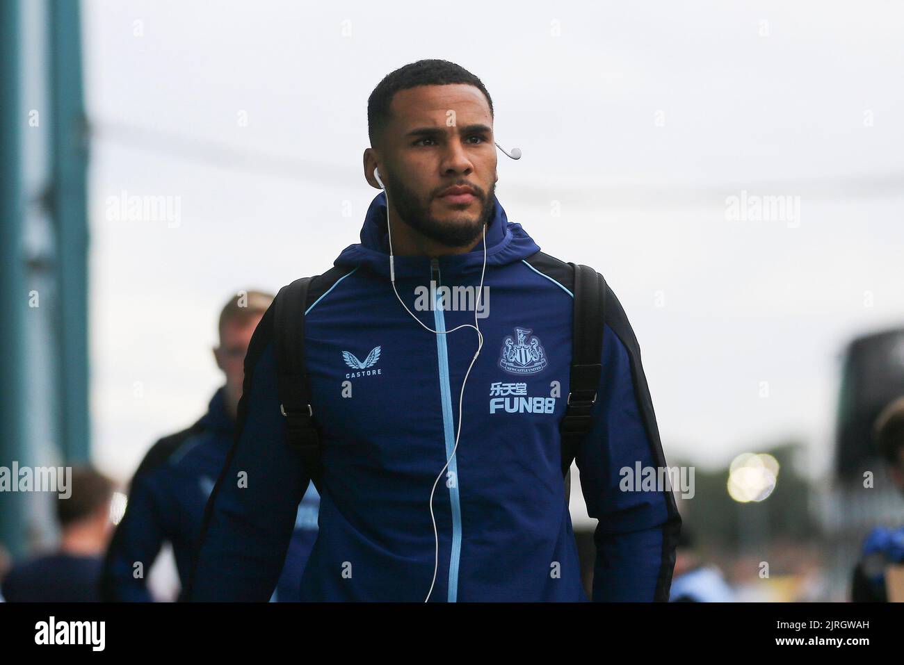 Birkenhead, Royaume-Uni. 24th août 2022. Jamaal Lascelles de Newcastle United arrive au stade. Coupe EFL Carabao ronde 2 match, Transmere Rovers / Newcastle Utd au parc de Prenton à Birkenhead, le Wirral le mercredi 24th août 2022. Cette image ne peut être utilisée qu'à des fins éditoriales. Utilisation éditoriale uniquement, licence requise pour une utilisation commerciale. Aucune utilisation dans les Paris, les jeux ou les publications d'un seul club/ligue/joueur. photo par Chris Stading/Andrew Orchard sports Photography/Alamy Live News crédit: Andrew Orchard sports Photography/Alamy Live News Banque D'Images