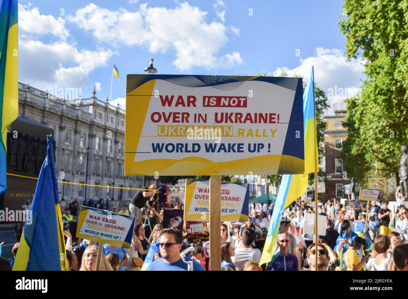 Londres, Royaume-Uni. 24th août 2022. Des manifestants se sont rassemblés devant Downing Street pour soutenir l'Ukraine à l'anniversaire de l'indépendance du pays en 31st, alors que la Russie poursuit son attaque. Credit: Vuk Valcic/Alamy Live News Banque D'Images