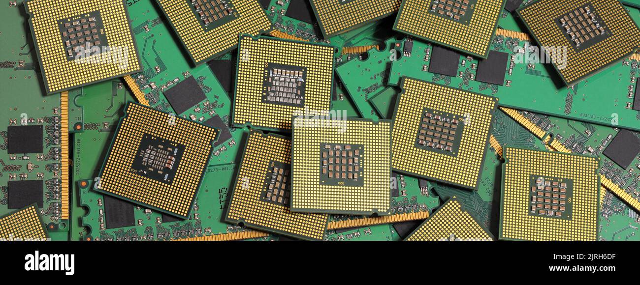 Gros plan sur de nombreux processeurs d'ordinateur et modules de mémoire RAM DDR DIMM. Bannière longue Banque D'Images