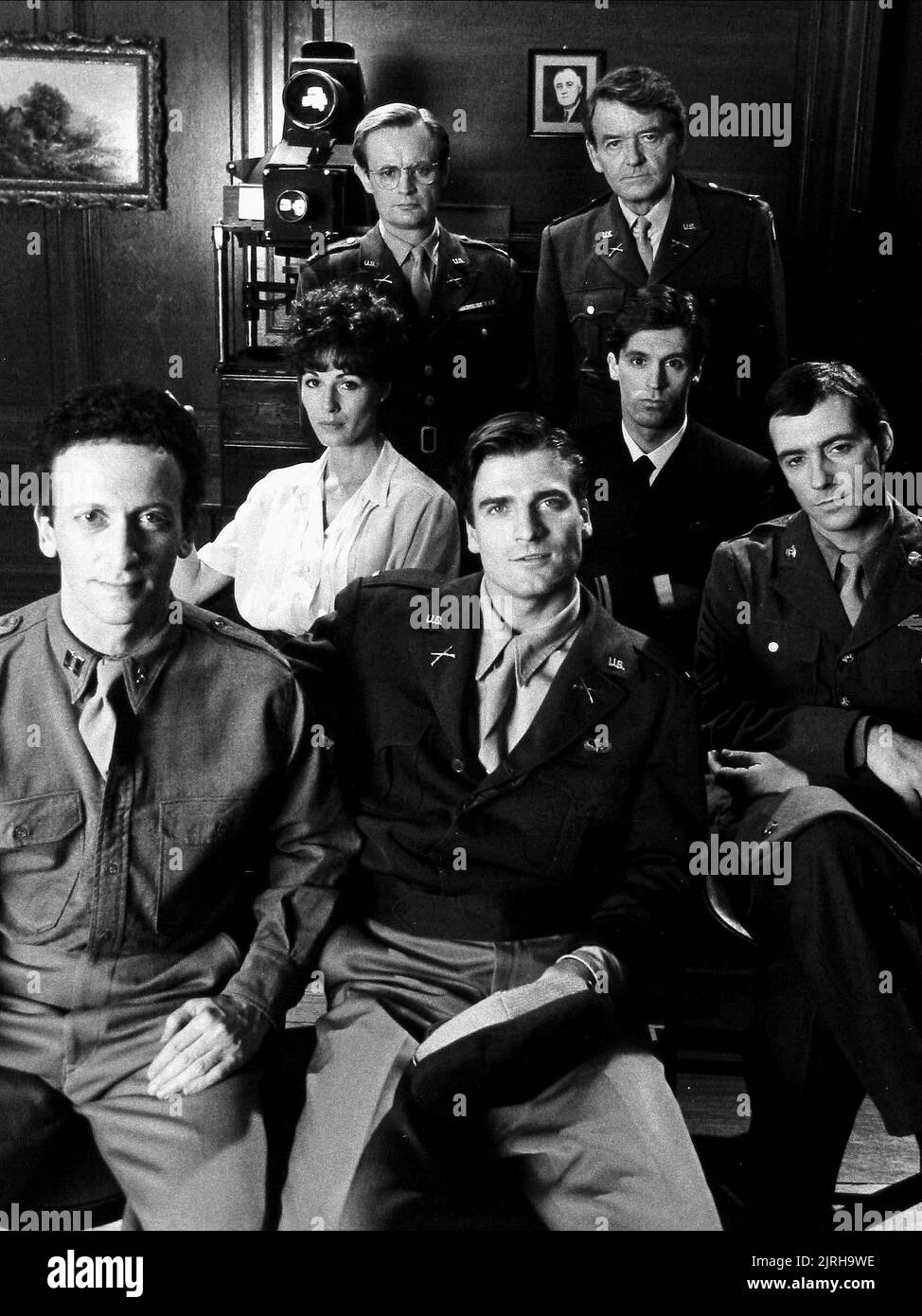 DAVID MCCALLUM, HAL HOLBROOK, ANNE TWOMEY, TOM ISBELL, PETER WHITMAN, STEVEN SHELLEN, RAY SHARKEY, DERRIÈRE LES LIGNES ENNEMIES, 1985 Banque D'Images