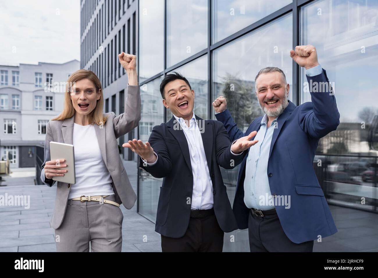 Succès Happy Group Business les gens se réjouissent de regarder la caméra après avoir réussi le projet, et sourire Portrait divers employés de l'équipe célébrant la victoire. Banque D'Images