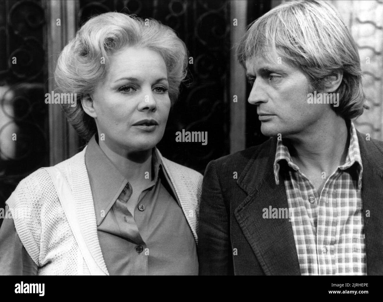 CARROLL BAKER, DAVID MCCALLUM, L'OBSERVATEUR DANS LES BOIS, 1980 Banque D'Images