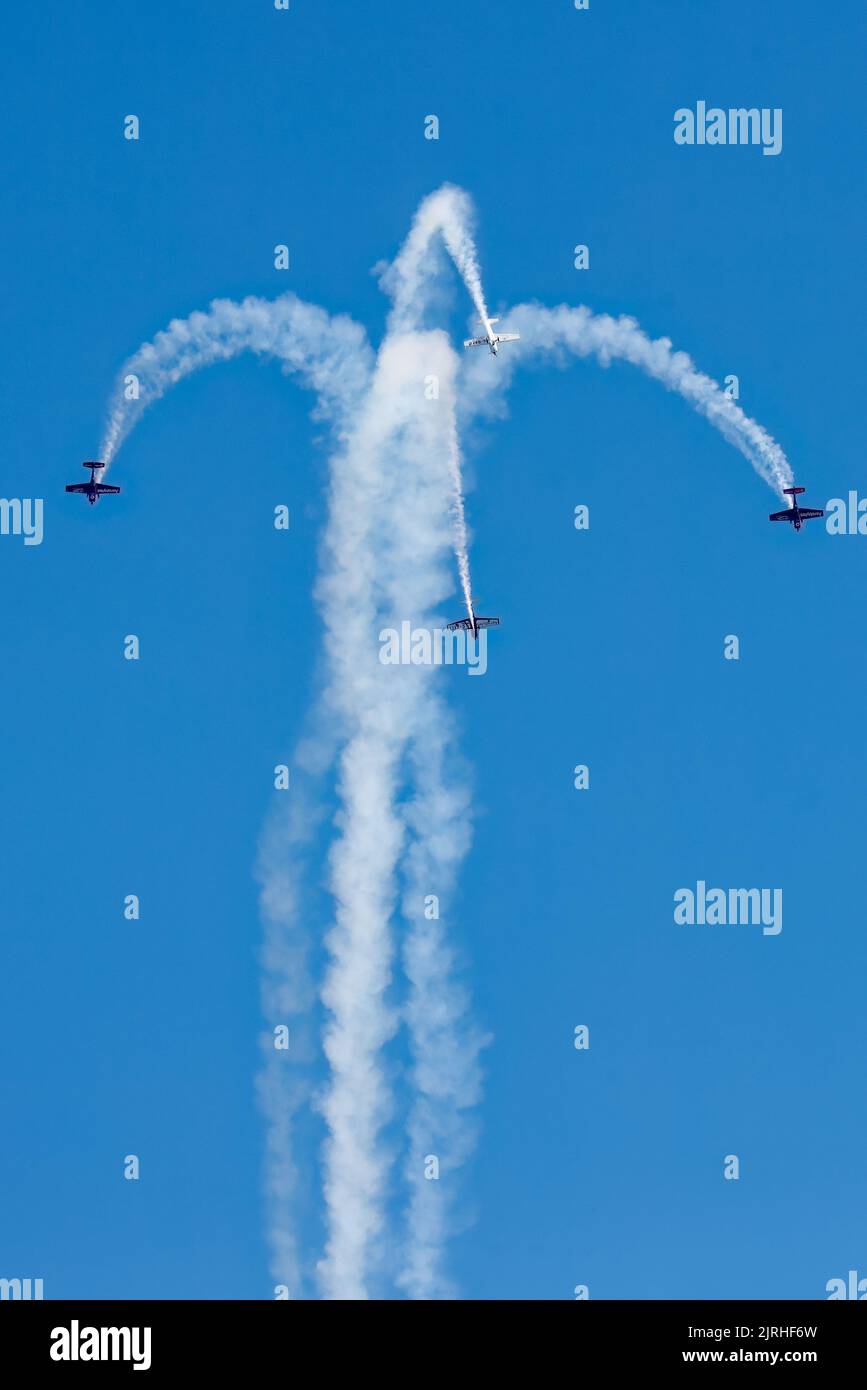 Eastbourne, East Sussex, Royaume-Uni. Présentation de l'équipe d'exposition Aerobatic Blades lors du salon annuel Eastbourne Airshow vu depuis la plage d'Eastbourne. 20th août 2022. Credit David Smith/Alamy Live News Banque D'Images