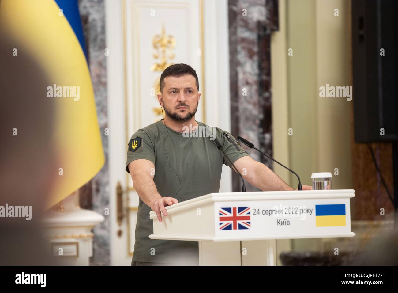 Lviv, Ukraine. 24th août 2022. Le président ukrainien Volodymyr Zelenskyy écoute une question lors d’une conférence de presse conjointe avec le Premier ministre britannique Boris Johnson, au Palais Mariinsky, à 24 août 2022, à Kiev, en Ukraine. Credit: Sarsenov Daniiar/Présidence ukrainienne/Alamy Live News Banque D'Images