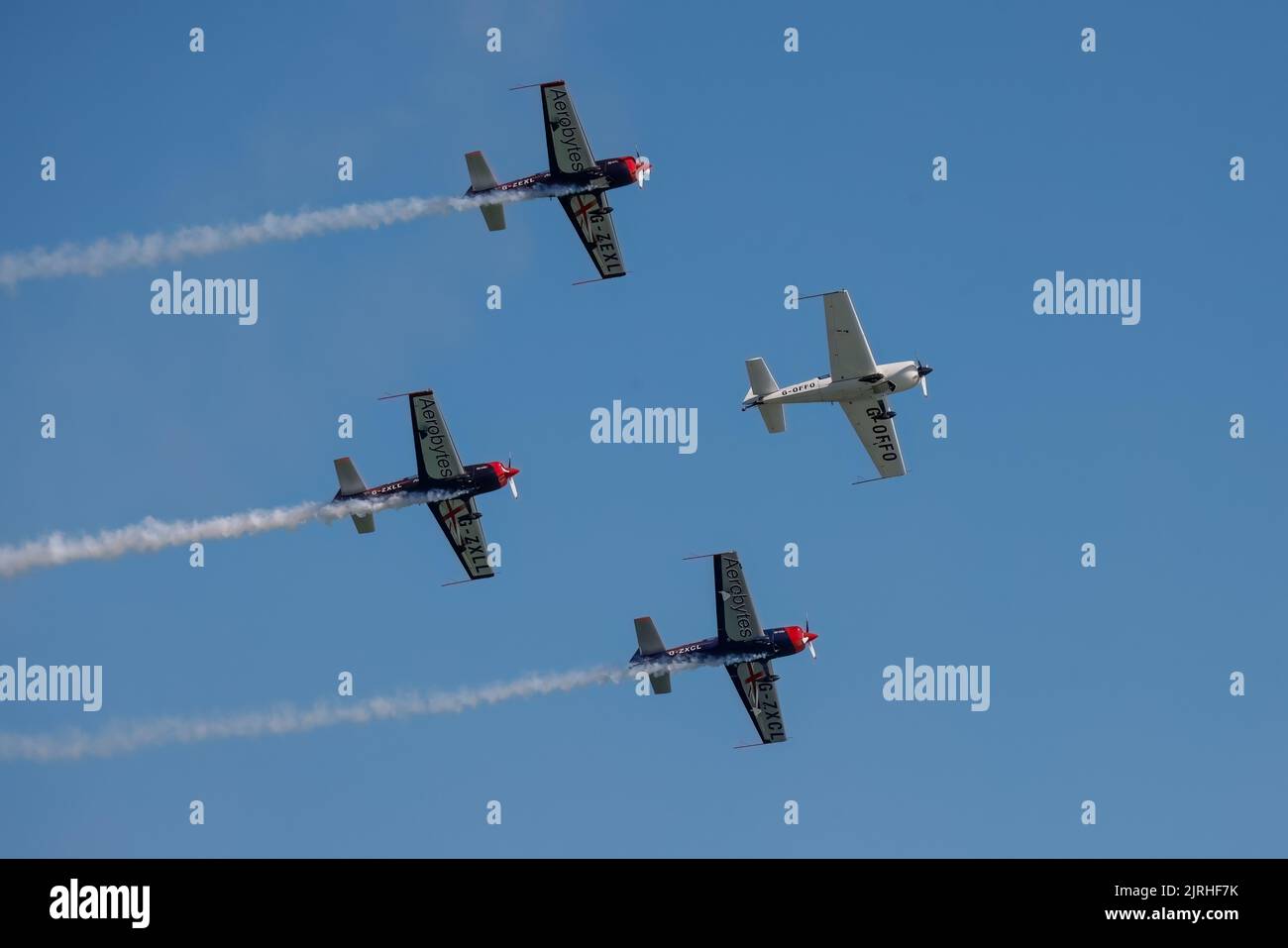 Eastbourne, East Sussex, Royaume-Uni. Présentation de l'équipe d'exposition Aerobatic Blades lors du salon annuel Eastbourne Airshow vu depuis la plage d'Eastbourne. 20th août 2022. Credit David Smith/Alamy Live News Banque D'Images